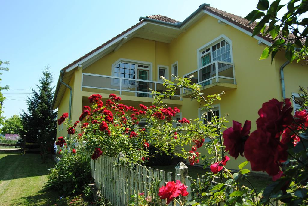 Villa Hedi Dunakiliti Exterior photo
